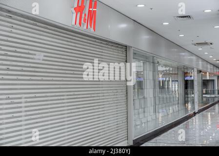 MOSKAU, RUSSLAND - 25. MÄRZ 2022: Aufgrund der Einführung anti-russischer Sanktionen wurde das Geschäft „H&M“ im Moskauer Einkaufszentrum geschlossen. Stockfoto