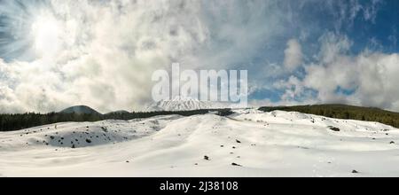 Panoramablick auf weißen Rauch vom schneebedeckten Vulkan Ätna, Sizilien Stockfoto