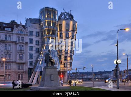 Tanzendes Haus - Moderne Wahrzeichen-Architektur in der Dämmerung, am Ufer des Rašín in Prag Tschechische Republik. Entworfen von Frank Gehry Architekt. Stockfoto