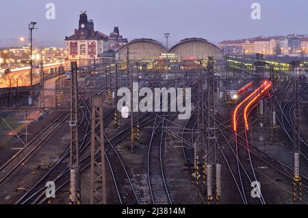 Praha Hlavní nádraží - Hauptbahnhof und Verkehrsnetz in Prag Tschechische Republik. Stockfoto