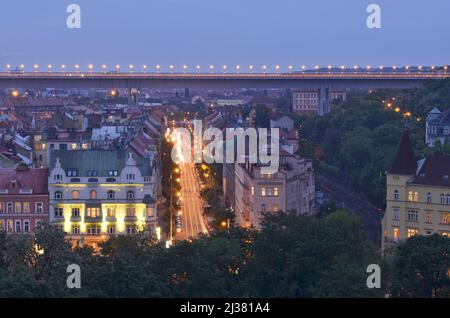 Moderne Nusle-Brücke Struktur in der Dämmerung und Wohnimmobilien, Nusle Prag Tschechische Republik. Stockfoto