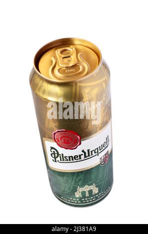 Pilsner Urquell Lagerbier in Dose auf weißem Hintergrund. Stockfoto