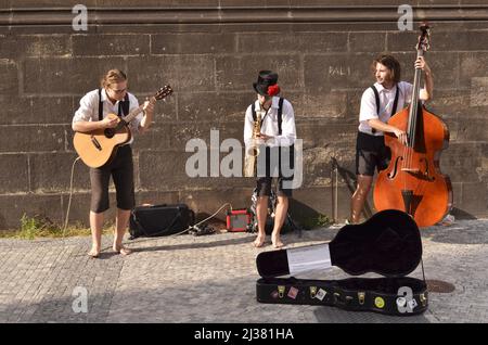 Straßenmusiker spielen die Instrumente in der Altstadt von Prag Tschechien. Stockfoto