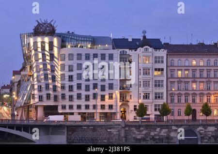 Tanzendes Haus - Moderne Wahrzeichen-Architektur in der Dämmerung, am Ufer des Rašín in Prag Tschechische Republik. Entworfen von Frank Gehry Architekt. Stockfoto