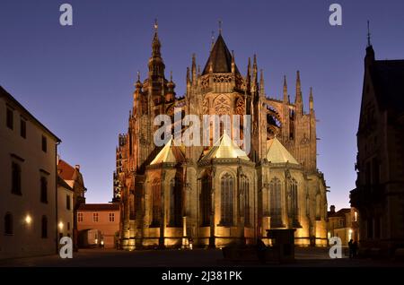 St.-Veits-Kathedrale Gotische Ostfassade beleuchtet in der Dämmerung, historische Wahrzeichen Architektur in Prag Tschechische Republik. Stockfoto