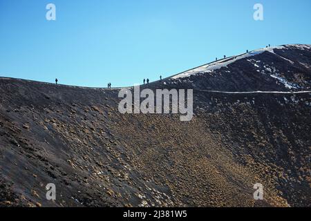 Touristen wandern auf dem Kamm eines der Hunderte Krater im Ätna-Park - Sizilien Stockfoto