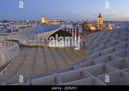 Altstadt mit historischer Kirche der Verkündigung und Sevilla Kathedrale im Hintergrund, Blick in die Abenddämmerung vom modernen Metropol Parasol, Andalusien Spanien. Stockfoto