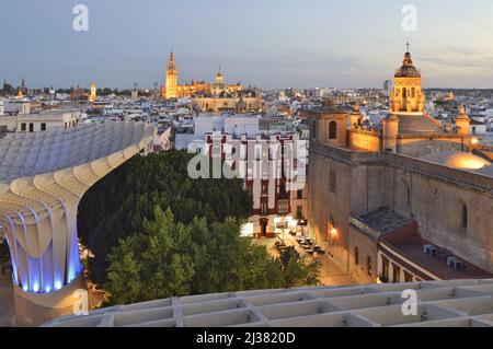 Altstadt mit historischer Kirche der Verkündigung und Sevilla Kathedrale im Hintergrund, Blick in die Abenddämmerung vom modernen Metropol Parasol, Andalusien Spanien. Stockfoto