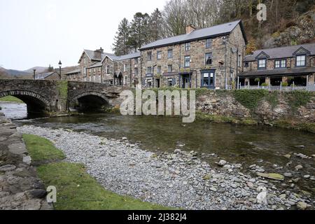 Beddgelert, Snowdonia, Gwynedd, Wales, Großbritannien. Attraktive Steingebäude am Fluss Glaslyn im Snowdonia National Park Stockfoto