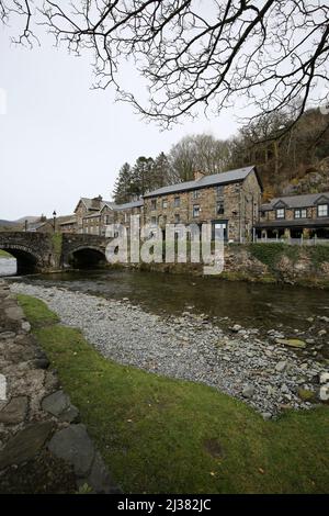 Beddgelert, Snowdonia, Gwynedd, Wales, Großbritannien. Attraktive Steingebäude am Fluss Glaslyn im Snowdonia National Park Stockfoto