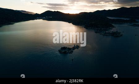 Das Dorf Kalekoy, Kekova Blick von der Drohne. Das byzantinische Schloss Simena im Zentrum in der Nähe der Insel Kekova in der Provinz Antalya der Türkei. Hohes q Stockfoto