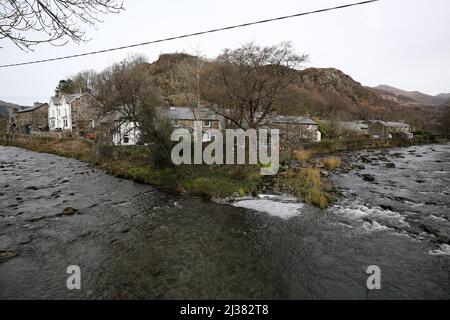 Beddgelert, Snowdonia, Gwynedd, Wales, Großbritannien. Attraktive Steingebäude am Fluss Glaslyn im Snowdonia National Park Stockfoto