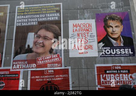 la guerre des affiches avant le vote du 10 avril 2022. Toutes les affiches sont déchirées, raturées avec des commentaires plus ou moins sympathique Stockfoto