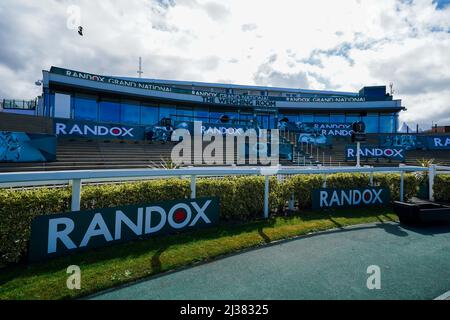 Eine allgemeine Ansicht der Beschilderung auf der Aintree Racecourse, vor dem Randox Grand National Festival 2022. Bilddatum: Mittwoch, 6. April 2022. Stockfoto