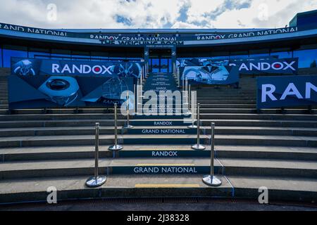 Eine allgemeine Ansicht der Beschilderung auf der Aintree Racecourse, vor dem Randox Grand National Festival 2022. Bilddatum: Mittwoch, 6. April 2022. Stockfoto