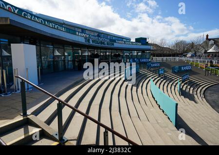 Eine allgemeine Ansicht der Beschilderung auf der Aintree Racecourse, vor dem Randox Grand National Festival 2022. Bilddatum: Mittwoch, 6. April 2022. Stockfoto