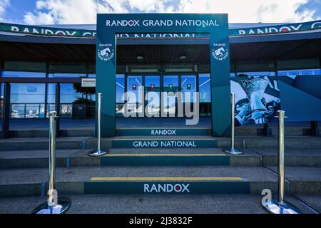 Eine allgemeine Ansicht der Beschilderung auf der Aintree Racecourse, vor dem Randox Grand National Festival 2022. Bilddatum: Mittwoch, 6. April 2022. Stockfoto