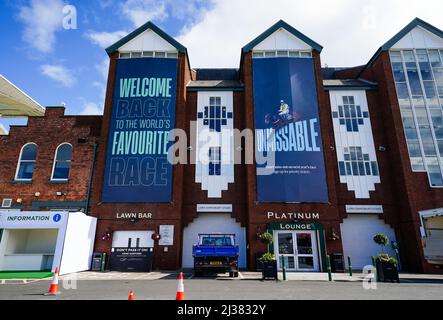 Eine allgemeine Ansicht der Beschilderung auf der Aintree Racecourse, vor dem Randox Grand National Festival 2022. Bilddatum: Mittwoch, 6. April 2022. Stockfoto
