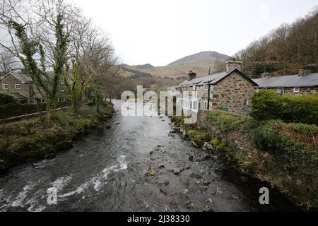 Beddgelert, Snowdonia, Gwynedd, Wales, Großbritannien. Attraktive Steingebäude am Fluss Glaslyn im Snowdonia National Park Stockfoto