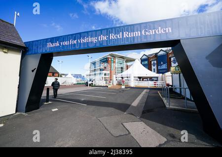 Eine allgemeine Ansicht der Beschilderung auf der Aintree Racecourse, vor dem Randox Grand National Festival 2022. Bilddatum: Mittwoch, 6. April 2022. Stockfoto