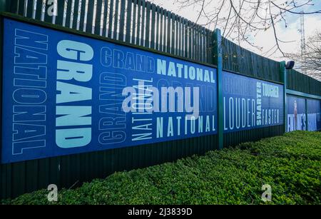 Eine allgemeine Ansicht der Beschilderung auf der Aintree Racecourse, vor dem Randox Grand National Festival 2022. Bilddatum: Mittwoch, 6. April 2022. Stockfoto