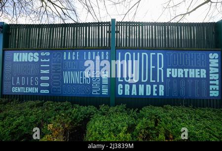 Eine allgemeine Ansicht der Beschilderung auf der Aintree Racecourse, vor dem Randox Grand National Festival 2022. Bilddatum: Mittwoch, 6. April 2022. Stockfoto