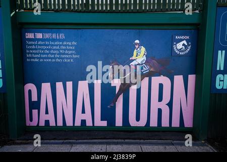 Eine allgemeine Ansicht der Beschilderung auf der Aintree Racecourse, vor dem Randox Grand National Festival 2022. Bilddatum: Mittwoch, 6. April 2022. Stockfoto