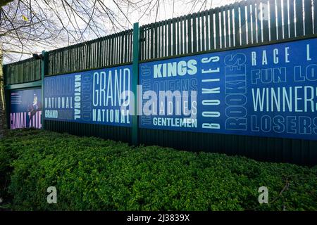 Eine allgemeine Ansicht der Beschilderung auf der Aintree Racecourse, vor dem Randox Grand National Festival 2022. Bilddatum: Mittwoch, 6. April 2022. Stockfoto