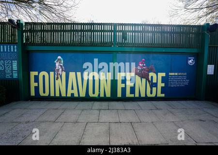 Eine allgemeine Ansicht der Beschilderung auf der Aintree Racecourse, vor dem Randox Grand National Festival 2022. Bilddatum: Mittwoch, 6. April 2022. Stockfoto