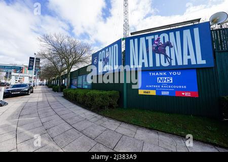 Eine allgemeine Ansicht der Beschilderung auf der Aintree Racecourse, vor dem Randox Grand National Festival 2022. Bilddatum: Mittwoch, 6. April 2022. Stockfoto