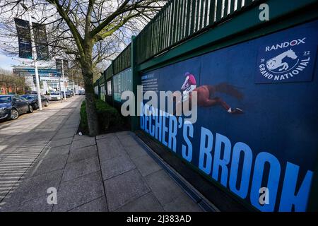 Eine allgemeine Ansicht der Beschilderung auf der Aintree Racecourse, vor dem Randox Grand National Festival 2022. Bilddatum: Mittwoch, 6. April 2022. Stockfoto