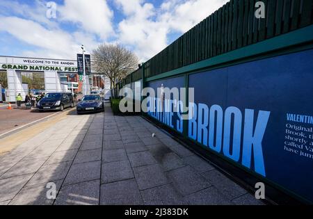 Eine allgemeine Ansicht der Beschilderung auf der Aintree Racecourse, vor dem Randox Grand National Festival 2022. Bilddatum: Mittwoch, 6. April 2022. Stockfoto