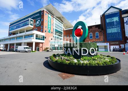 Eine allgemeine Ansicht der Beschilderung auf der Aintree Racecourse, vor dem Randox Grand National Festival 2022. Bilddatum: Mittwoch, 6. April 2022. Stockfoto