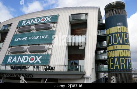Eine allgemeine Ansicht der Beschilderung auf der Aintree Racecourse, vor dem Randox Grand National Festival 2022. Bilddatum: Mittwoch, 6. April 2022. Stockfoto