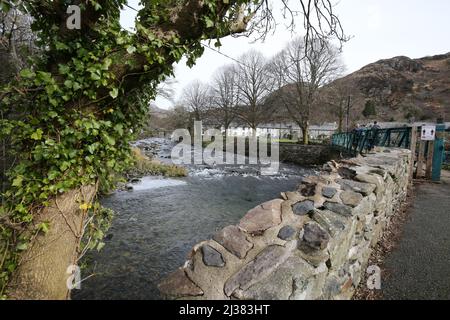 Beddgelert, Snowdonia, Gwynedd, Wales, Großbritannien. Attraktive Steingebäude am Fluss Glaslyn im Snowdonia National Park Stockfoto