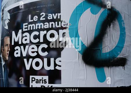 la guerre des affiches avant le vote du 10 avril 2022. Toutes les affiches sont déchirées, raturées avec des commentaires plus ou moins sympathique Stockfoto