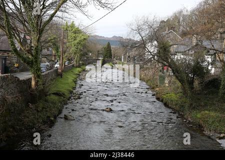 Beddgelert, Snowdonia, Gwynedd, Wales, Großbritannien. Attraktive Steingebäude am Fluss Glaslyn im Snowdonia National Park Stockfoto