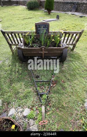 Beddgelert, Snowdonia, Gwynedd, Wales, Großbritannien. Alte agracutlural Anhänger Saatgutanhänger. Gewidmet Gwen Roberts Mitbegründer von Beddgelert in Bloom Stockfoto