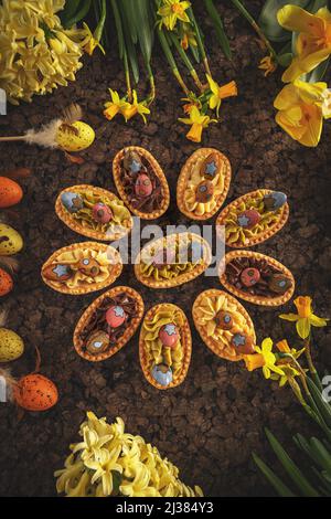 Draufsicht auf köstliche Gebäck Süßigkeiten auf Ostern Dekoration Hintergrund Stockfoto