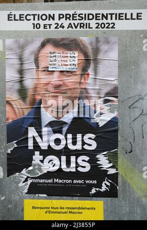 la guerre des affiches avant le vote du 10 avril 2022. Toutes les affiches sont déchirées, raturées avec des commentaires plus ou moins sympathique Stockfoto