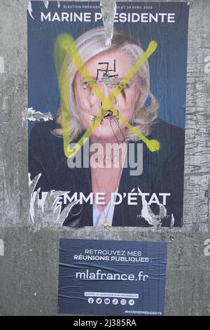 la guerre des affiches avant le vote du 10 avril 2022. Toutes les affiches sont déchirées, raturées avec des commentaires plus ou moins sympathique Stockfoto