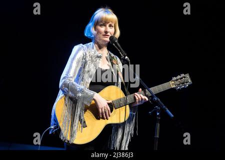 Toronto, Kanada. 04. April 2022. Jenn Grant, ein kanadischer Folk-Pop-Sänger und -Songwriter aus Halifax, Nova Scotia, tritt bei einer ausverkauften Show in der Massey Hall in Toronto auf. Kredit: SOPA Images Limited/Alamy Live Nachrichten Stockfoto