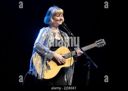 Toronto, Kanada. 04. April 2022. Jenn Grant, ein kanadischer Folk-Pop-Sänger und -Songwriter aus Halifax, Nova Scotia, tritt bei einer ausverkauften Show in der Massey Hall in Toronto auf. Kredit: SOPA Images Limited/Alamy Live Nachrichten Stockfoto