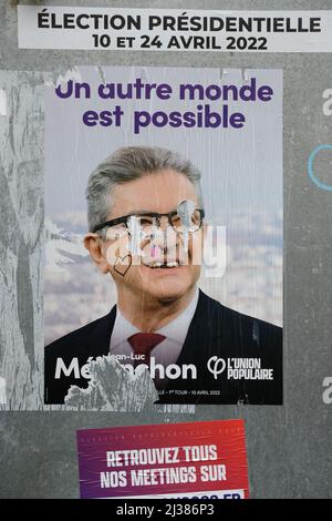 la guerre des affiches avant le vote du 10 avril 2022. Toutes les affiches sont déchirées, raturées avec des commentaires plus ou moins sympathique Stockfoto