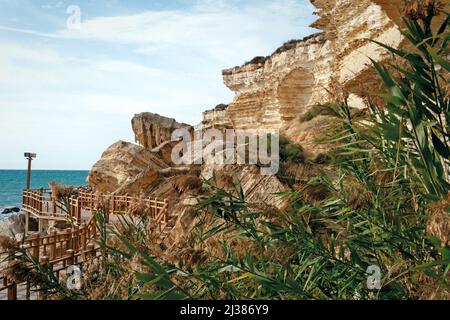 Küste des Kaspischen Meeres. Felsenpfad. Kasachstan. Stadt Aktau. Oktober 2019. Stockfoto