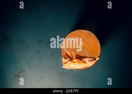 Ein frischer Passionsfrucht-Cocktail auf schwarzem Hintergrund. Draufsicht Stockfoto