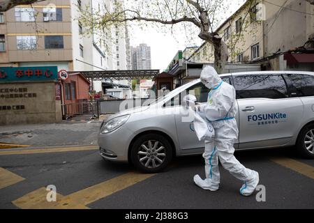 Shanghai, China. 5. April 2022. Der Deliveryman Ye Yifei liefert Medikamente an das Shanghai Xuhui Central Hospital in Shanghai, Ostchina, 5. April 2022. Während der vorübergehenden geschlossenen Behandlungsdauer in Shanghai ist die Versorgung und Lieferung von Spezialmedikamenten an die Patienten, die diese benötigen, besonders wichtig. Eine Apotheke namens Shanghai Pharma E Pharmacy, die mehr als 260 neue Medikamente, Spezialmedikamente und Medikamente für seltene Krankheiten verkauft, bleibt im Geschäft, um die Medikamente zu liefern und zu liefern. Quelle: Jin Liwang/Xinhua/Alamy Live News Stockfoto