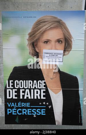 la guerre des affiches avant le vote du 10 avril 2022. Toutes les affiches sont déchirées, raturées avec des commentaires plus ou moins sympathique Stockfoto