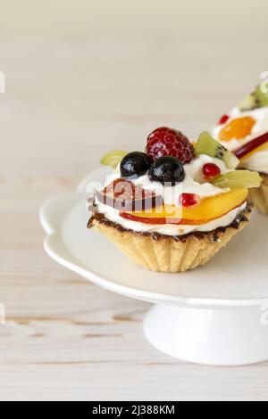 Bunte Cupcakes mit frischen Früchten. Party-Dessert Stockfoto