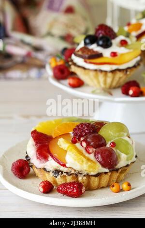 Bunte Cupcakes mit frischen Früchten. Party-Dessert Stockfoto